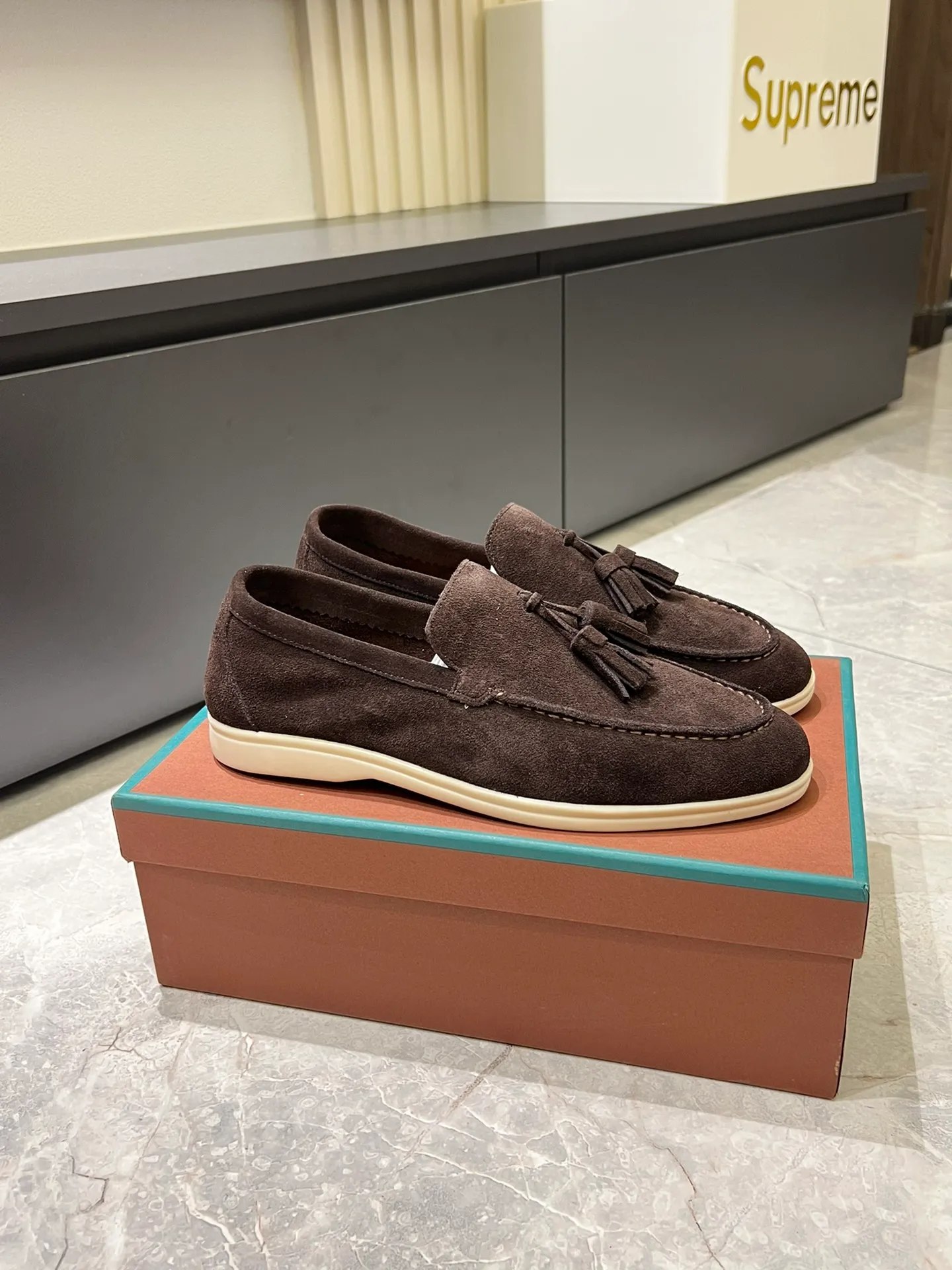 Men's shoes 💰p360 "Loro men's shoes 💰pian'*" Classic L men's shoes for couples 💰p Top version British flat loafers, a must-have item in old money style, the minimalist design is eye-catching and durable, a plus point for dressing The soft foot feel and texture are outstanding. They don’t scratch your feet and are very nice. They are matched with soft and waxy soles. They can be worn daily for a long time without getting tired. They are easy to wear, versatile and classic items, with perfect foot feel and texture! Imported cashmere fabric, the lining is made of imported A-grade water-dyed cow lining, the top version of the genuine leather midsole is sewn with pure handmade mark thread! Size: Female 35-40 (34. Customized) Male 38-44 (45.46. Customized)